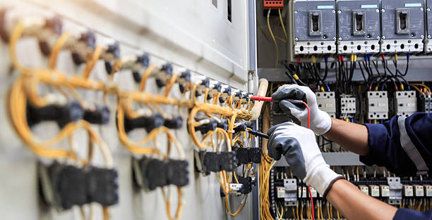 Professional Electrician technician working in Bethel Acres, OK